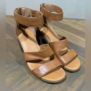 Frye & Co. KYLIE Tan Faux Leather Chunky Heel Ankle Strap Sandals size 7M